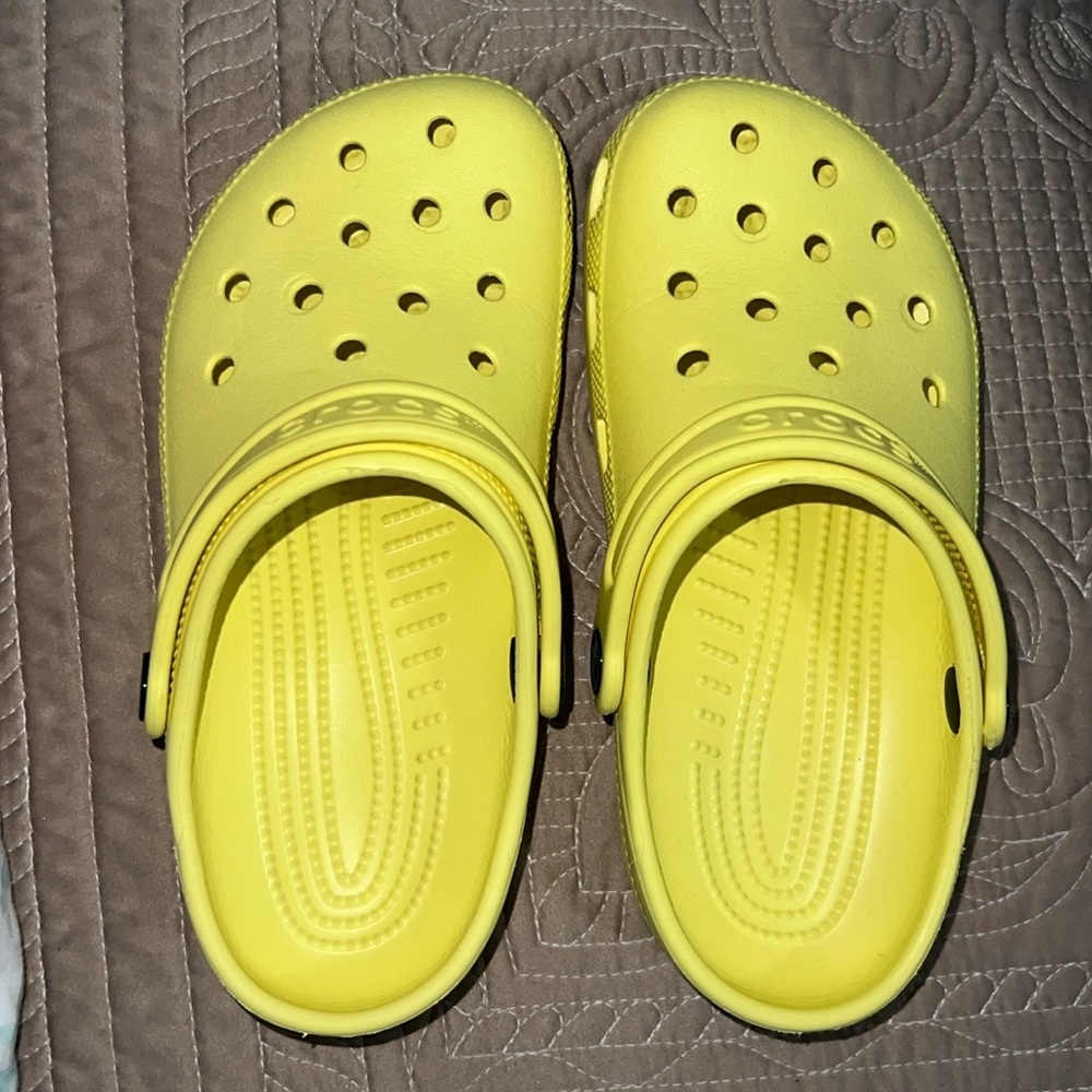 Banana crocs size M2 W4